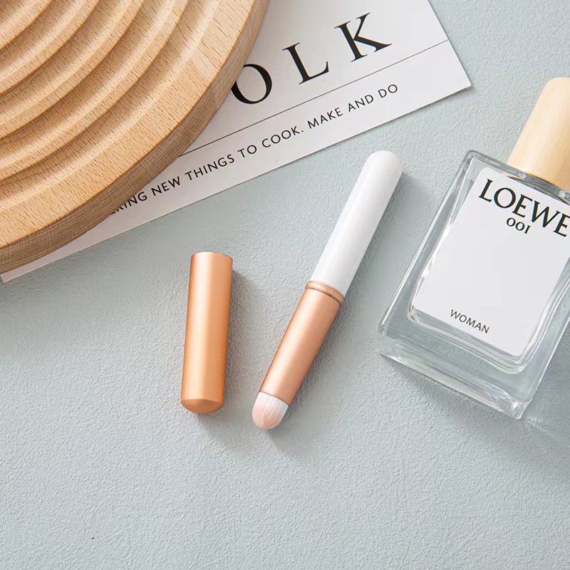 Mini cepillo de labios con tapa portátil artista de maquillaje corrector especial cepillo floreciente mango corto mini cabeza redonda cepillo de labios cepillo de lápiz labial
