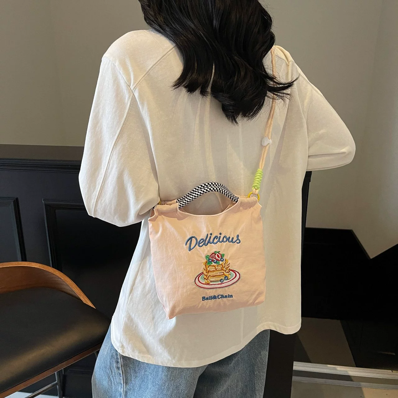 Japanese small handheld shoulder bag, with embroidery