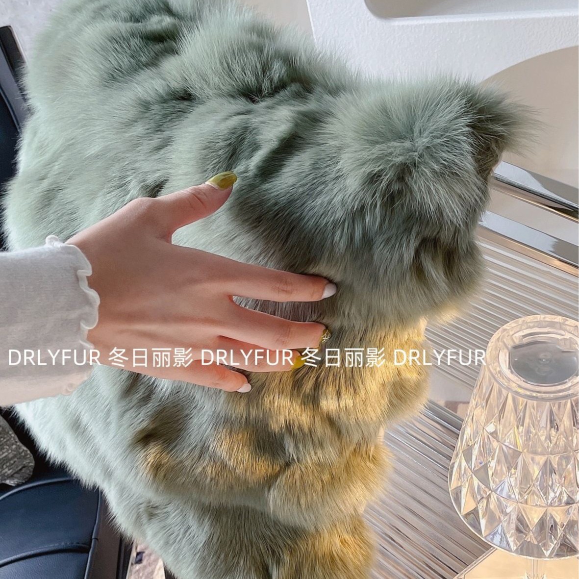 올리브 그린 여우 모피