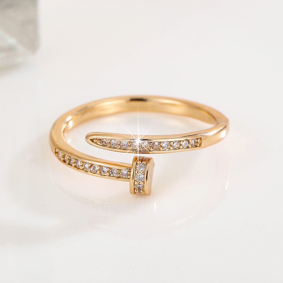 Hochwertiges Mikro-Pavé-Zirkonia-18K-Goldplattierter Nagel-Armband für Damen, europäisch-amerikanischer Luxus-Nischendesign