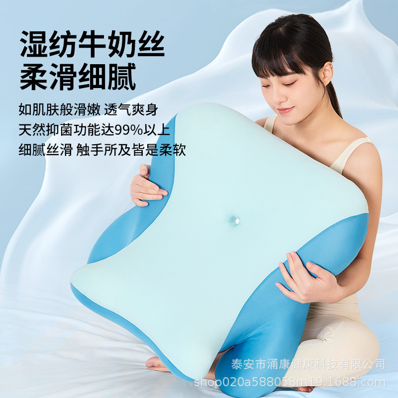 ベッドの上で寝て枕をしてベッドの神器の多機能の腹臥位の枕をして寝ています。|undefined