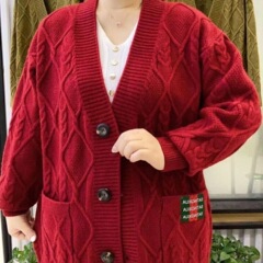 秋に太って大きいサイズのvネックのセーターの上着の新型の韓国版の太っている女性の洋風のメリヤスのカーディガンの外でマントを掛けます。