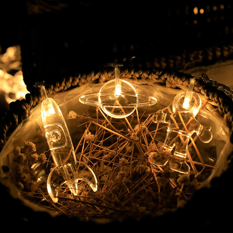 Spaceman dibujos animados astronauta planeta cohete universo habitación de los niños luces decorativas diseño de fondo de habitación pequeña cadena de luz de color