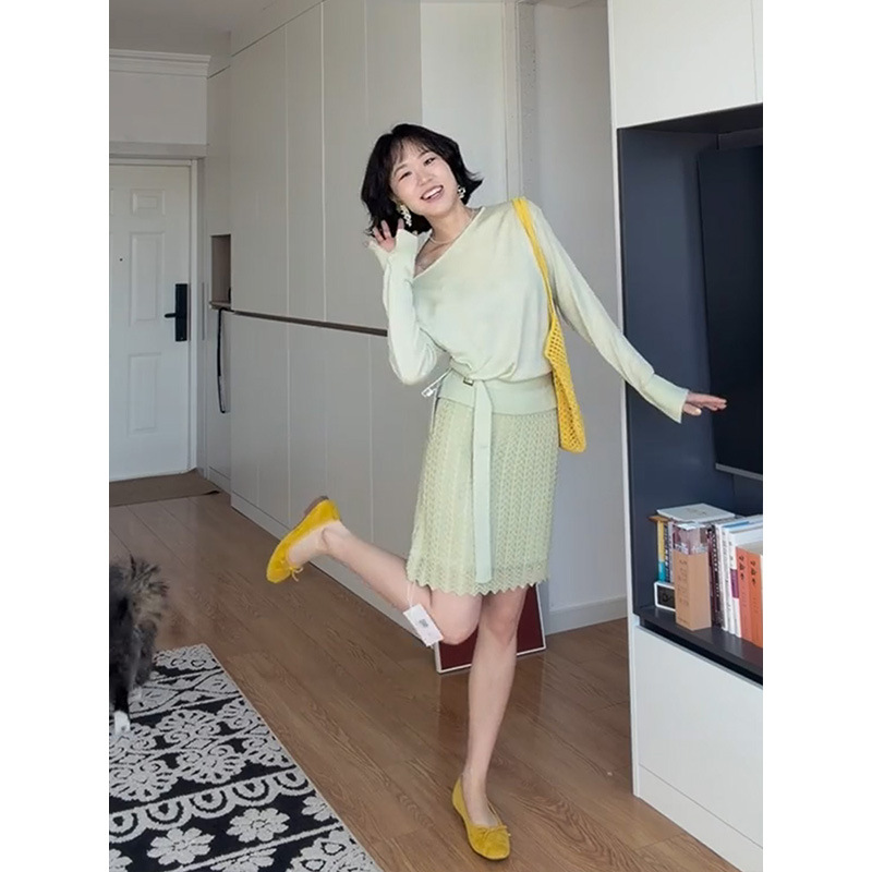 Parkyeon's new summer style gentle style off-shoulder long-sleeved knit top and high-waisted slimming skirt set