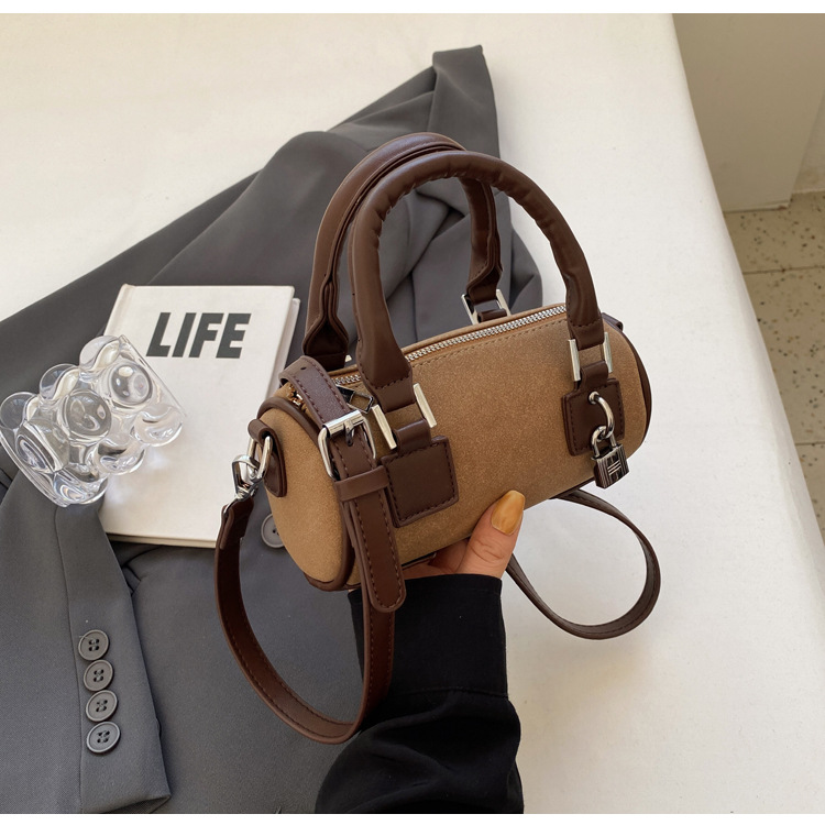 Liten handväska i amerikansk stil för kvinnor 2024, ny moderiktig och mångsidig crossbody-väska, handhållen frostad Boston_voghion.com