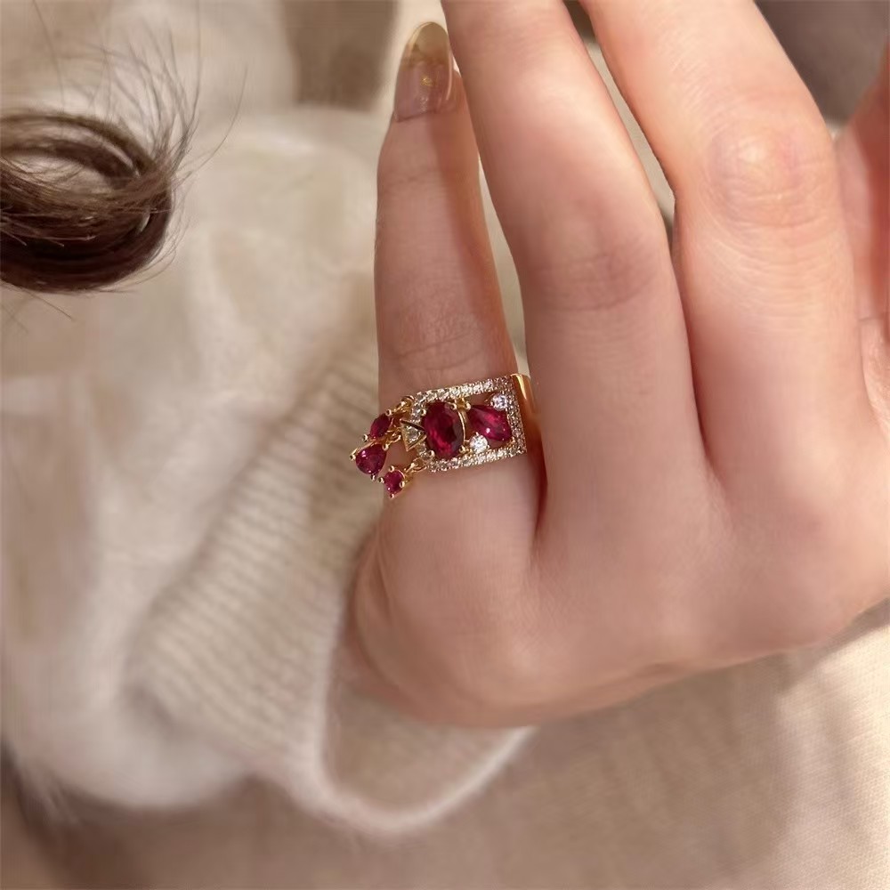 Stile Vintage Leggero Lusso Design Irregolare Disposizione Diamanti Ruby Nappa Anello Piccolo da Donna a Coda_voghion.com
