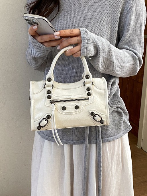 High-end sensitividad portátil clavos locomotora almohada bolso para mujeres 2026 nuevo cross-border fresco bolso de hombro de estilo de mujer