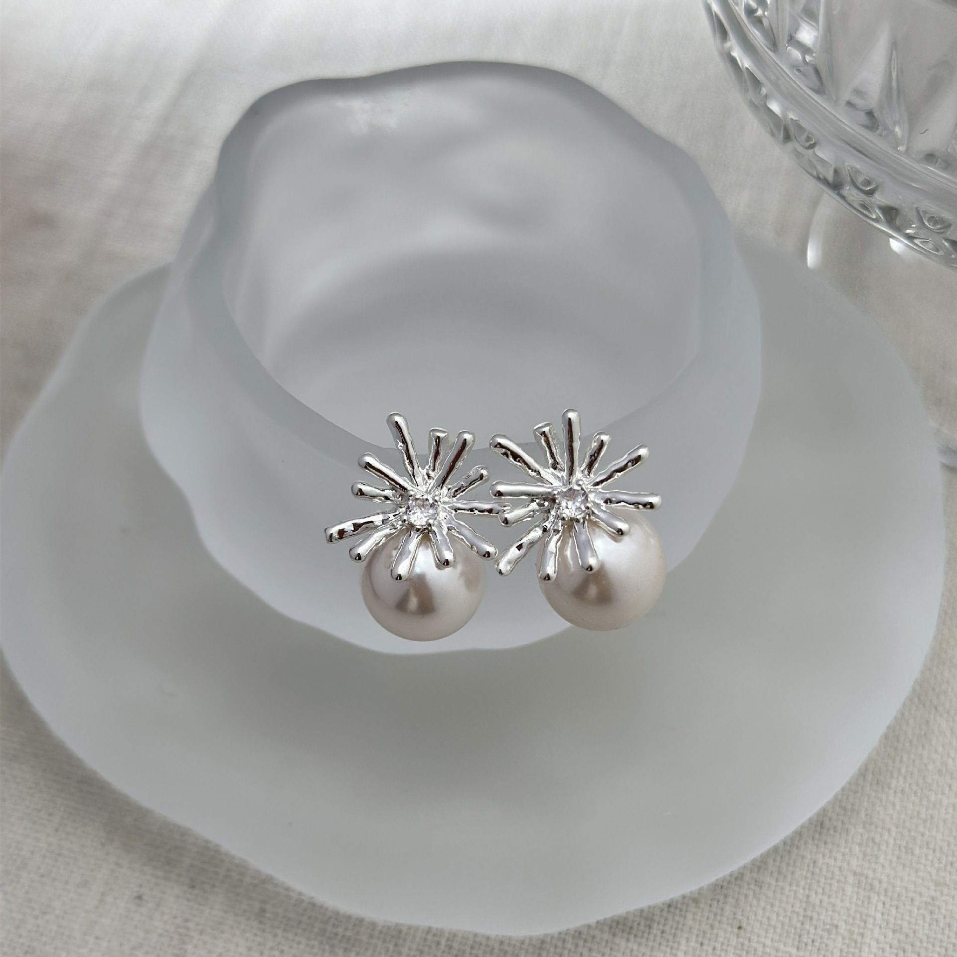 Cubic Zirconia And Pearl Stud Earrings For Everyday Elegance_voghion.com
