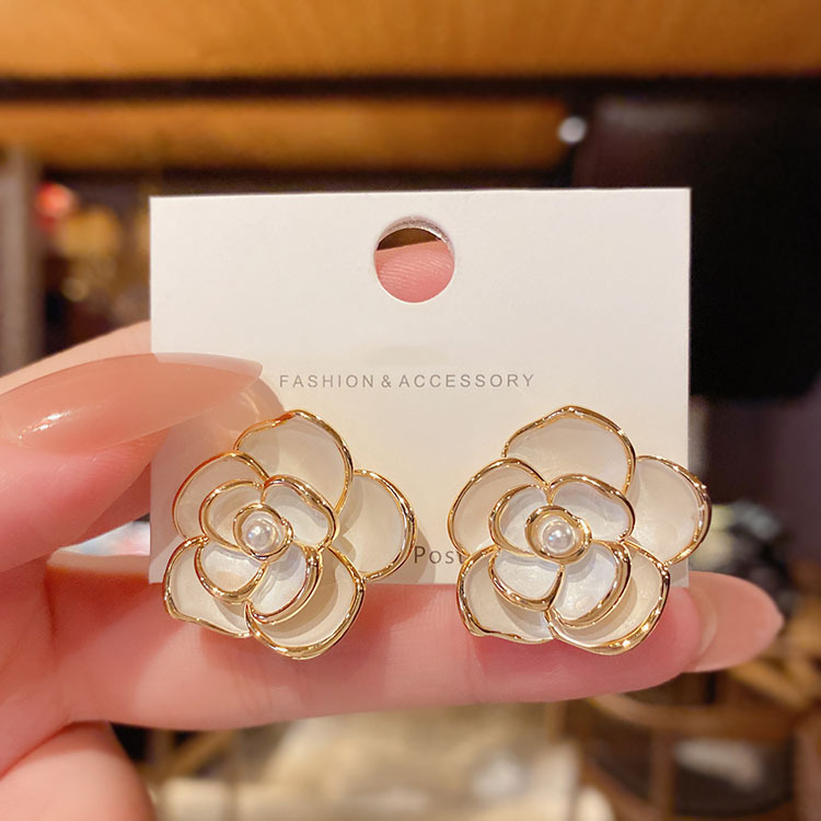 South Korea's High-level Sense Of Light Luxury Temperament White Camellia Earrings Simple Atmosphere Retro Earrings display picture 7