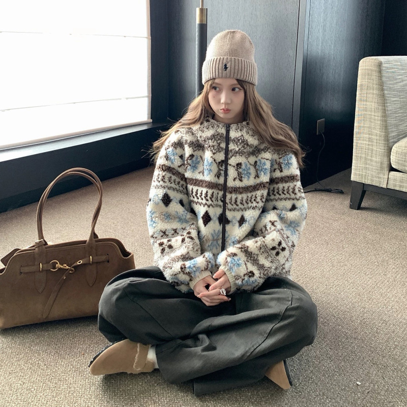 Super Stylish Fair Isle Fleece Coat, Warm Autumn and Winter Top, Suitable for Home Wear and Can Be Worn Outside Super Stylish Fair Isle Fleece Coat, Warm Autumn and Winter Top, Suitable for Home Wear and Can Be Worn Outside