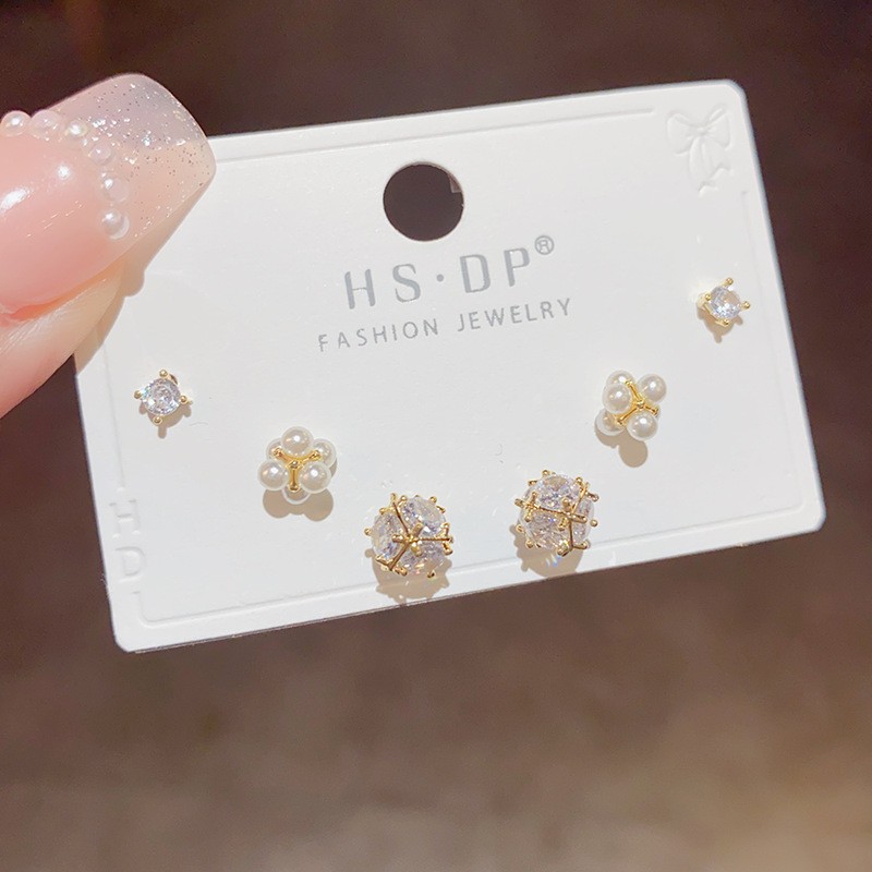 S925 aguja de plata micro incrustaciones de circón pendientes cortos pendientes de pelo corto japonés y coreano elegante todo-fósforo simple conjunto de tres piezas pendientes para las mujeres