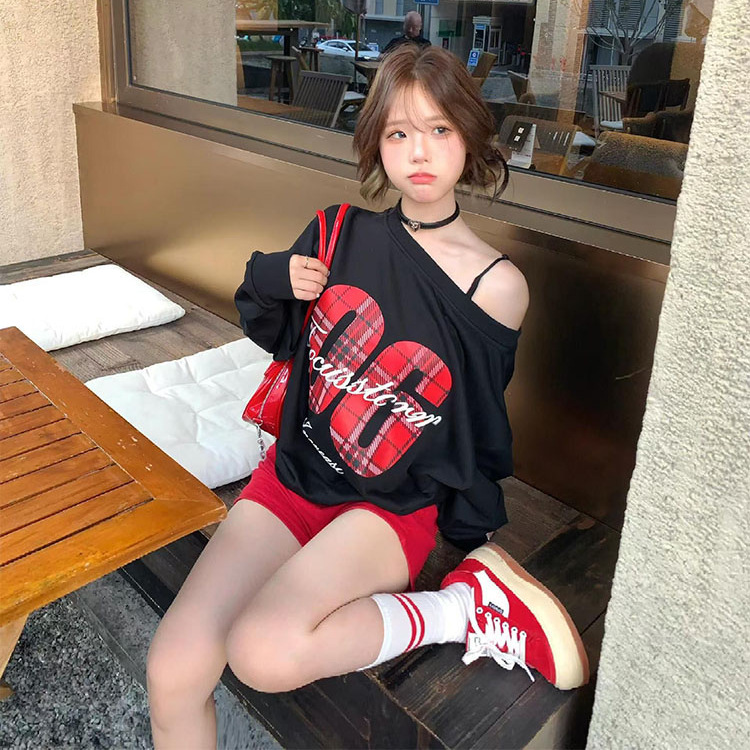 아메리칸 스타일 레트로 스파이스 소녀 한 캐릭터 칼라 크로스 숄더 땀 여성의 가을 2024 새로운 게으른 스타일 디자인 틈새
