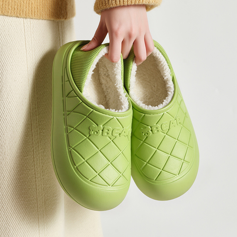 Nuevas zapatillas de algodón impermeable de invierno para mujeres en el hogar bolsa de peluche antideslizante doméstica tacones zapatos de algodón de fondo grueso para hombres al por mayor invierno