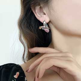 小众设计一颗爱心软糖耳钉朝你发射！甜酷粉钻爱心耳环精致