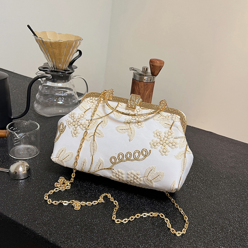 Bolso de mujer bordado tridimensional flor abrazadera bolsa conchas 2024 primavera nueva cadena de hombro bolso de hombro
