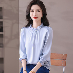 2025春の装いの新型の木の耳元の小さいシャツのtシャツの洋気の中年のサテンの感じの小さい大衆のシャツの女性の気質の上着の女性