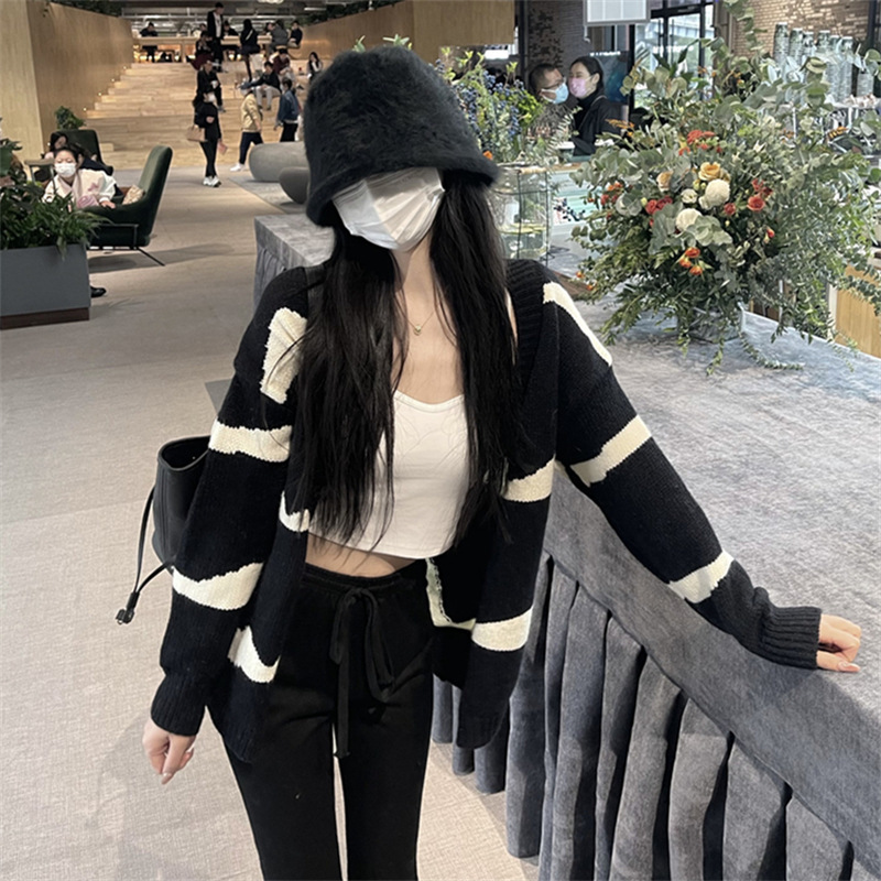 韓国風カレッジスタイルVネックセーターコート レディース 2025春秋新作 不規則ストライプ 若見えニットカーディガン トレンド