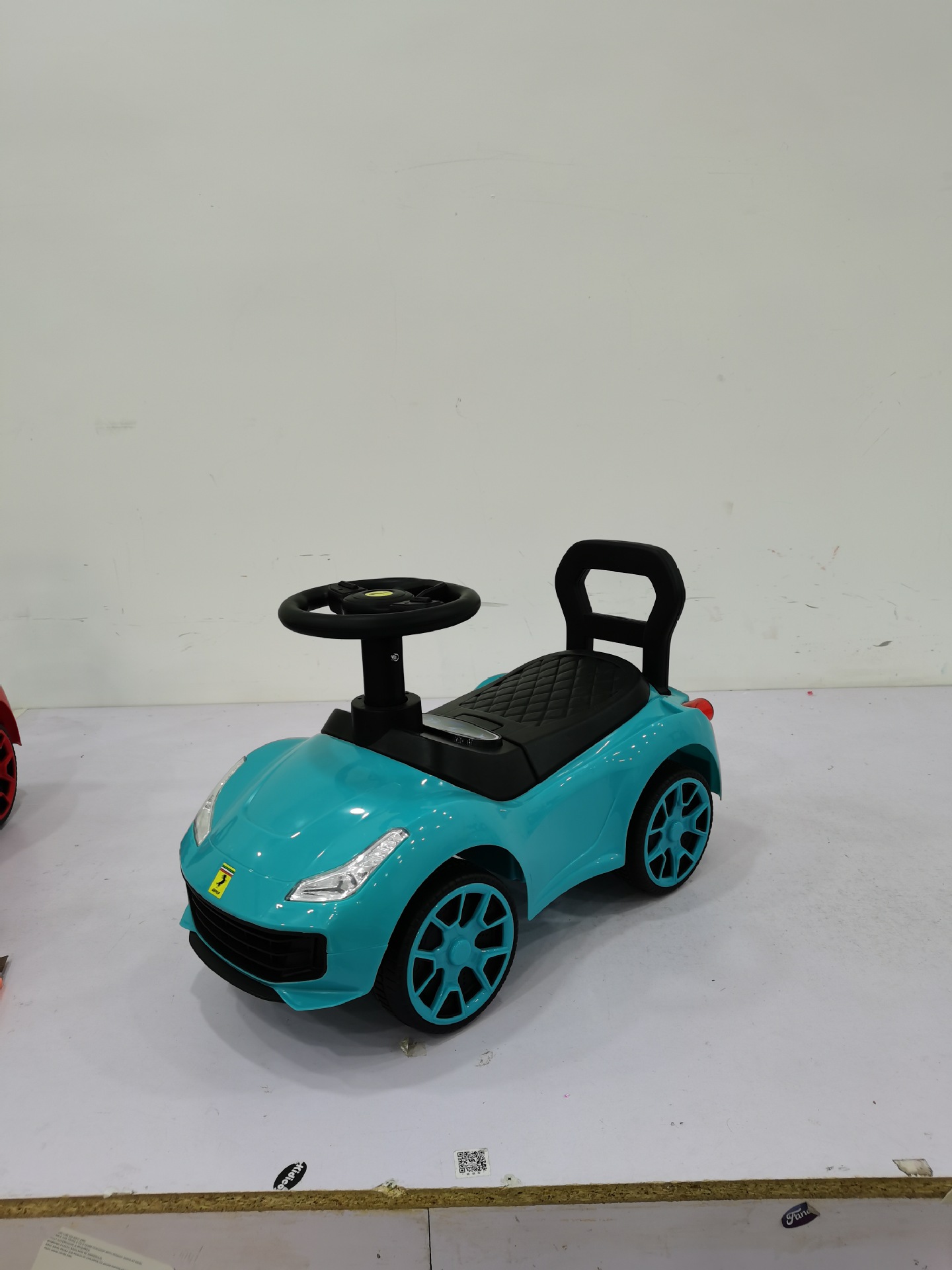 Niños de cuatro ruedas de torsión, patina para bebés de 1 - 3 años de edad, se puede sentar con música swing con patina asistida de empuje manual.