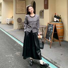 韩系松弛感条纹针织套装女秋季不规则下摆上衣黑色A字皮裙两件套