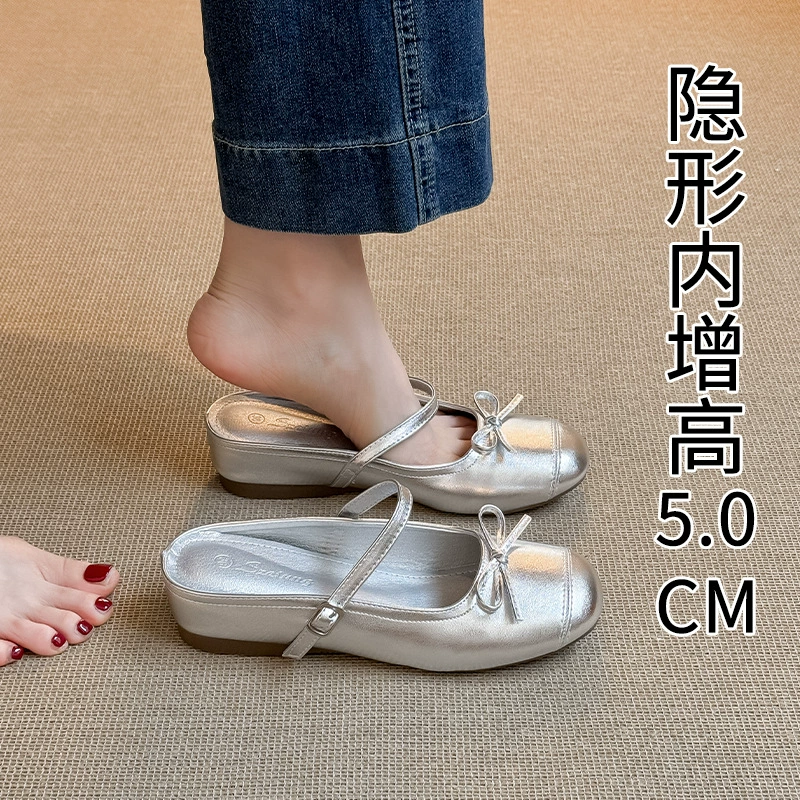 Маленький человек, увеличенный серебряный бант, булочка, половинная тапочка, женщина, носящая летом 2025 новый стиль с толстым дном