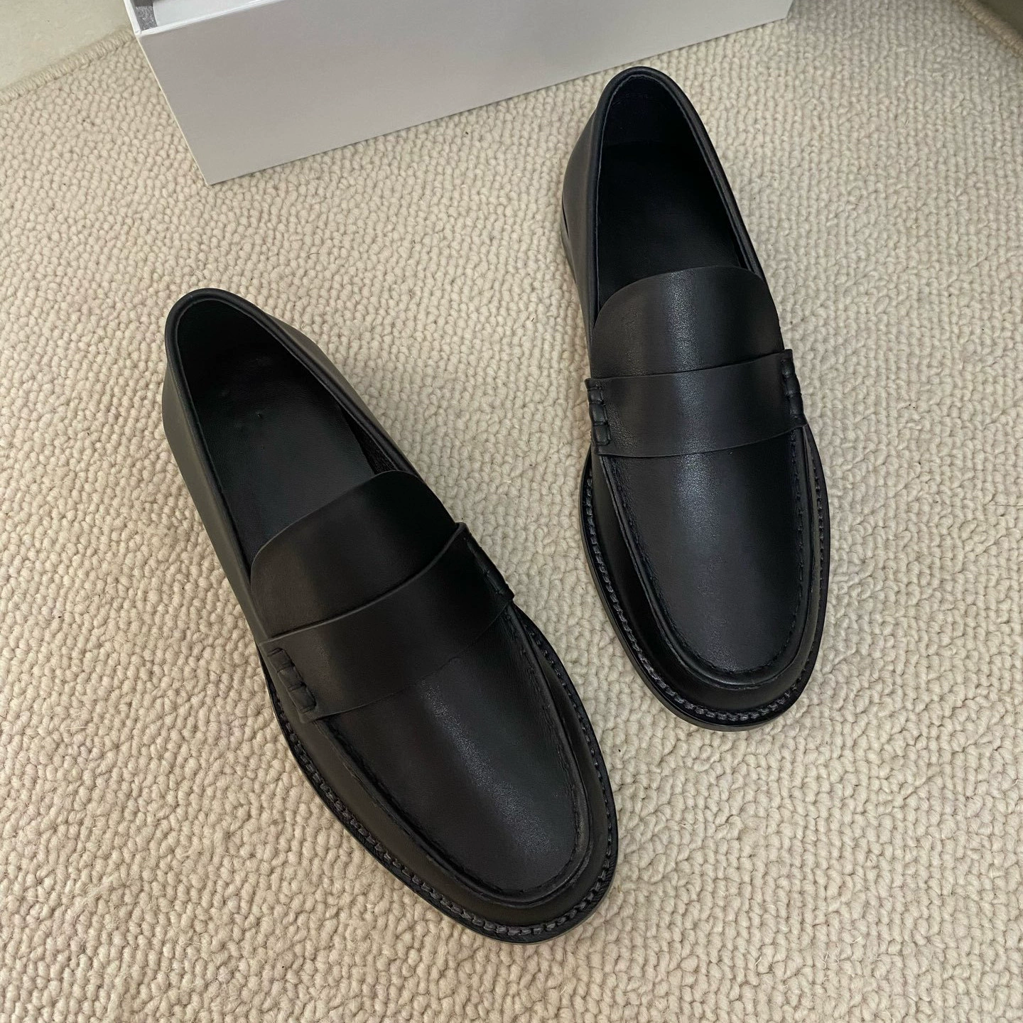 Small leather retro loafers, 2025 years, simple and elegant design