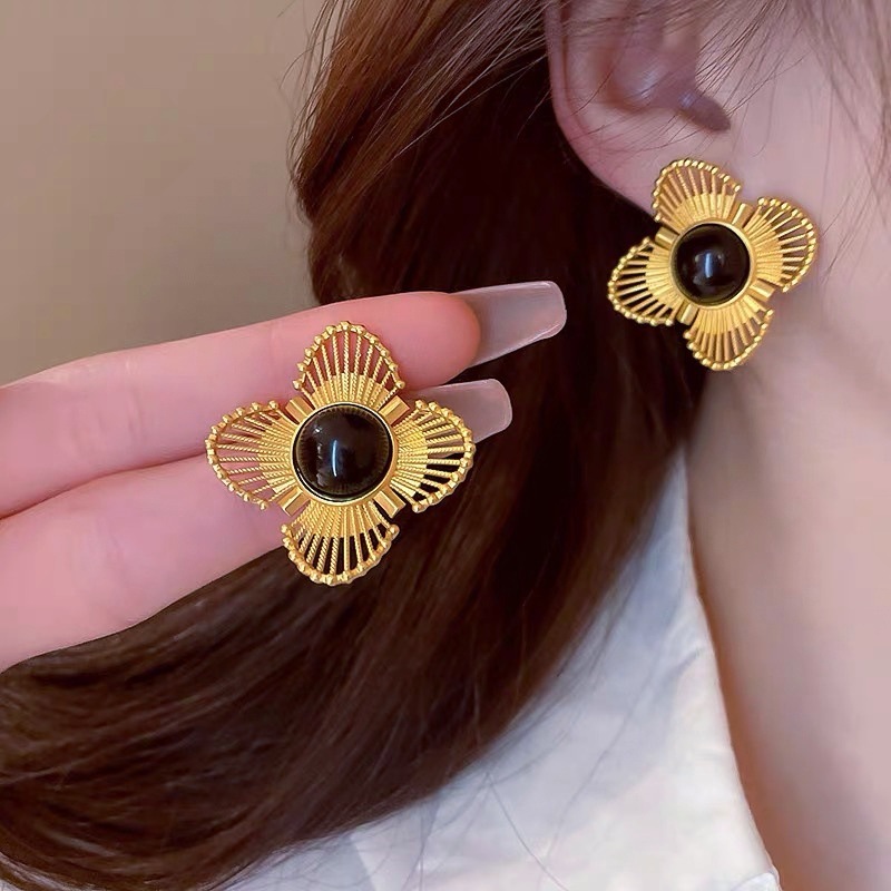 Small design retro ear clips