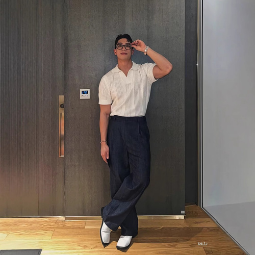 Korean-style hollowed-out mesh-textured V-neck fitness POLO shirt with short sleeves—light, mature-style knit, ultra-thin design that highlights a man's toned physique.