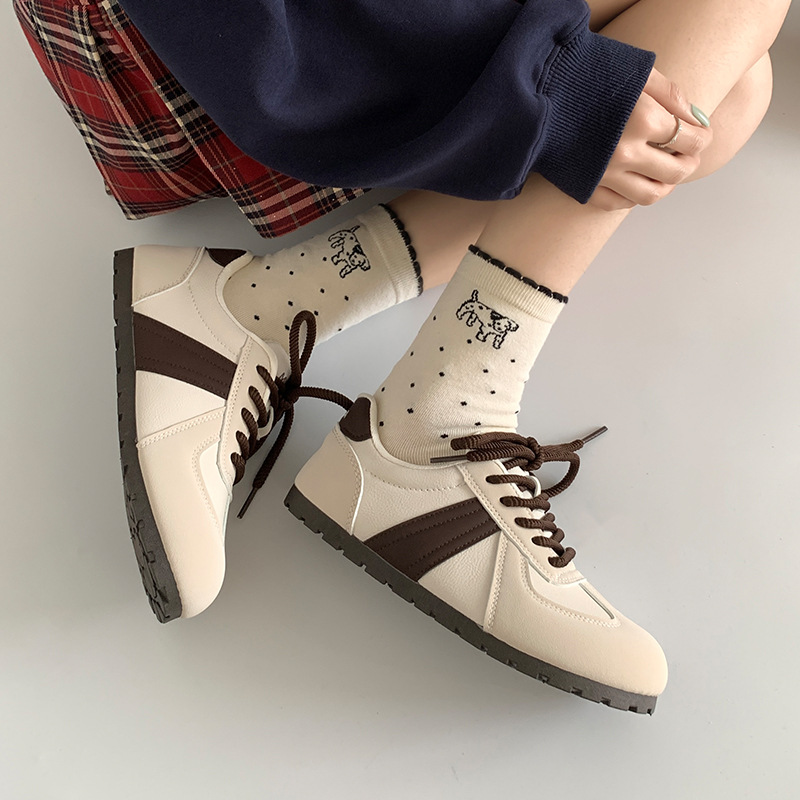 Casual retro Commuter 2025 nuevo estilo primavera y otoño ligero fondo delgado deportes todo fósforo punta redonda fondo plano puff zapatos de entrenamiento alemán para mujer
