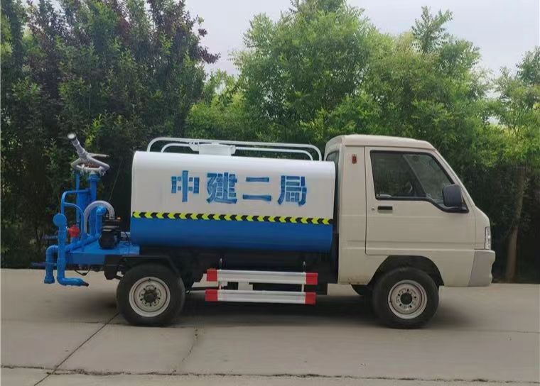 电动四轮洒水车