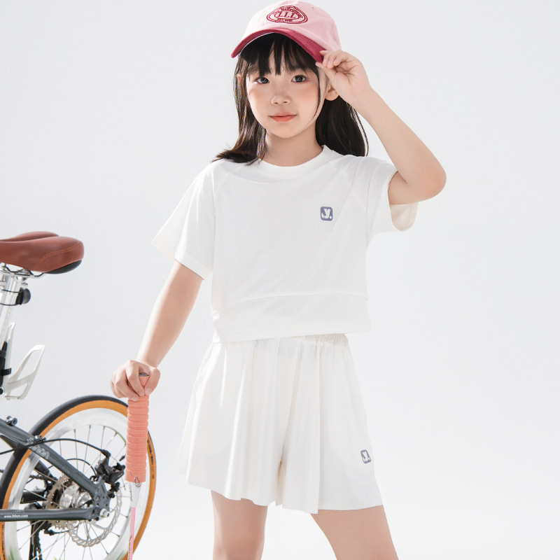女の子の速乾性スポーツスーツ、夏の女の子のバドミントントレーニングスーツ、子供用半袖パンツとスカート、中型および大型の子供用アウトドア服