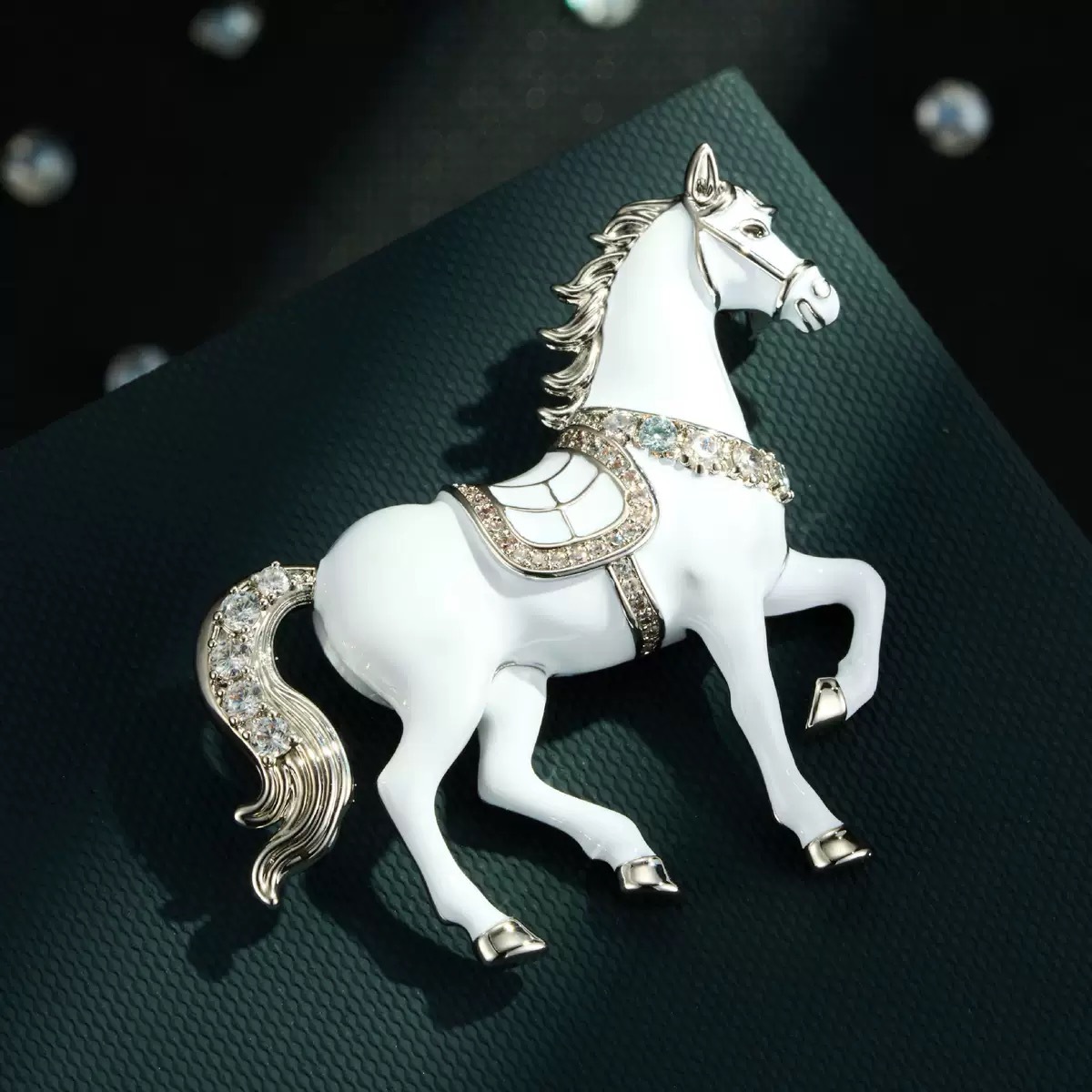 New Chinese-Style Enamel Red and White Horse Brooch, a Perfect Gift for Success, Zinc Alloy Brooch with Rhinestones