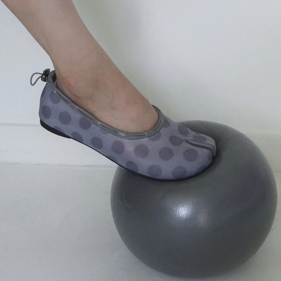 Giày búp bê nữ mũi tách ngón đế bệt, da thật phối lưới chấm bi, kiểu xỏ chân mềm — Màu nhạt, Màu tối