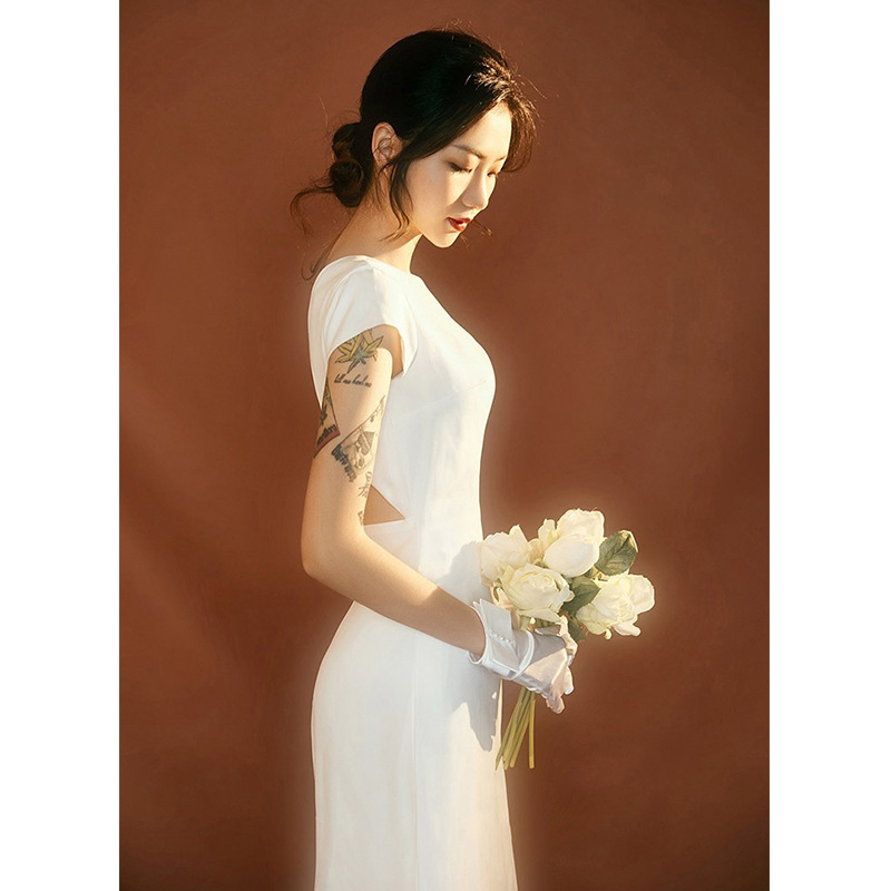 Vestido de novia sencillo de satén ligero para mujeres pequeñas, nuevo estilo 2025, para sesión de fotos al aire libre, registro de matrimonio, vestido sin espalda