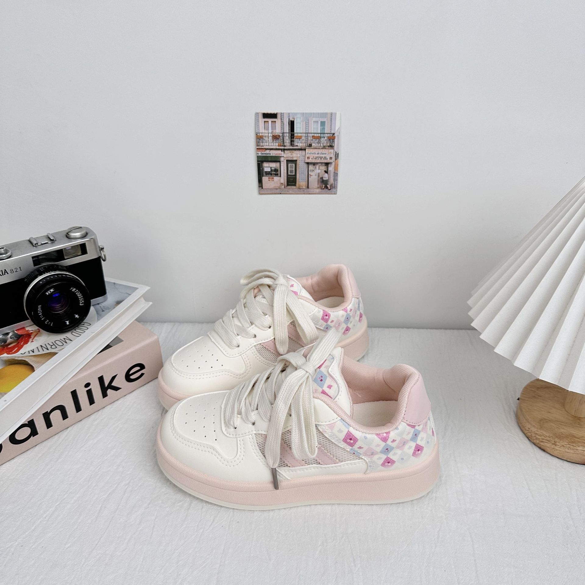 Zapatos de mujer frescos de fondo grueso de ondas distantes 2025 verano nuevos zapatos de skate dulces y lindos, zapatos de malla transpirables pequeños zapatos blancos