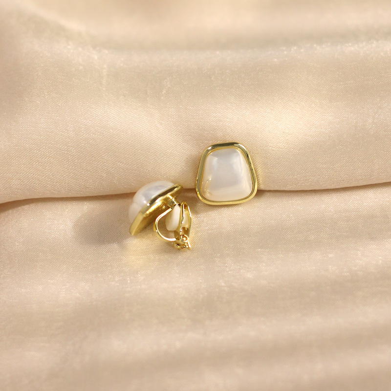 French de alta gama sin orejas pinzas para orejas de temperamento simple femenino pinzas para orejas triangulares de lujo ligero sin orejas pendientes Yiwu al por mayor