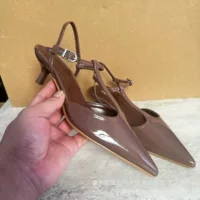 Зимние женские туфли-лодочки на ремешке, заострённый носок, лаковая кожа, черный и коричневый