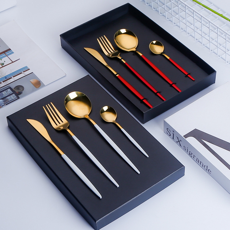 Cuchillo, tenedor y cuchara portugueses al por mayor transfronteriza traje de acero inoxidable Chapado en titanio de oro vajilla occidental cuchillo de carne y tenedor conjunto de 4 piezas