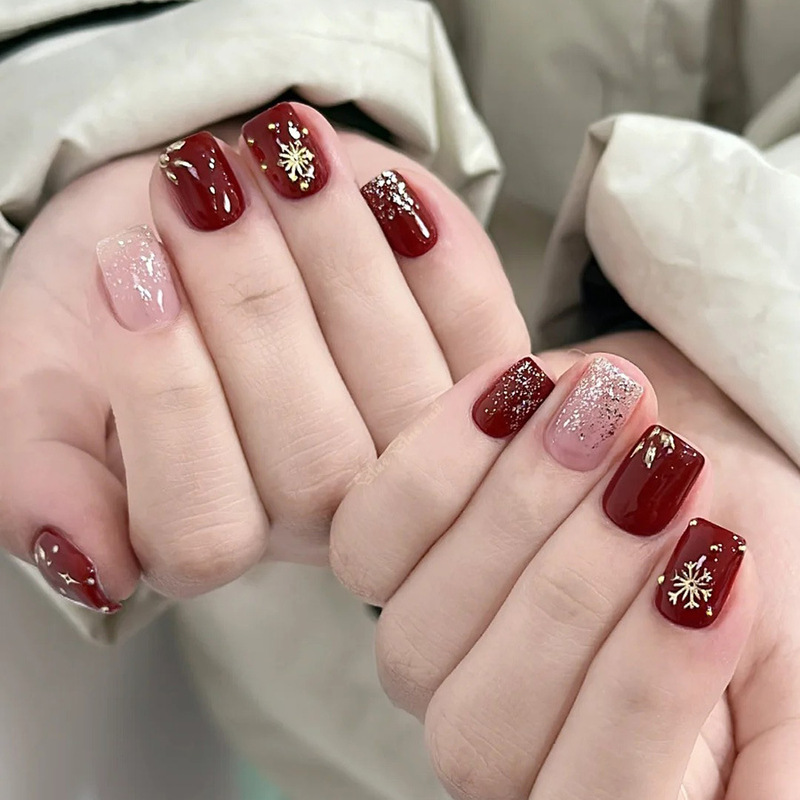Suitable for New Year's Red Armor-Style Gold Snowflake Glitter, Autumn and Winter Whitening Effect, 24-Piece Wearable Nail Stickers Suitable for New Year's Red Armor-Style Gold Snowflake Glitter, Autumn and Winter Whitening Effect, 24-Piece Wearable Nail Stickers