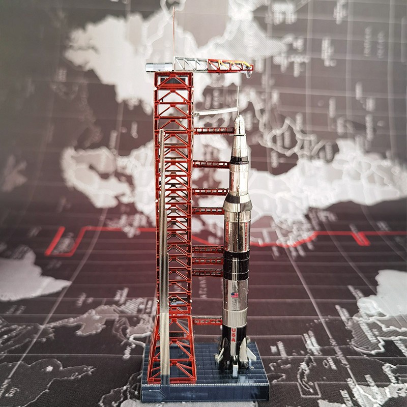 Versión en color del lanzador de cohetes Saturn 5
