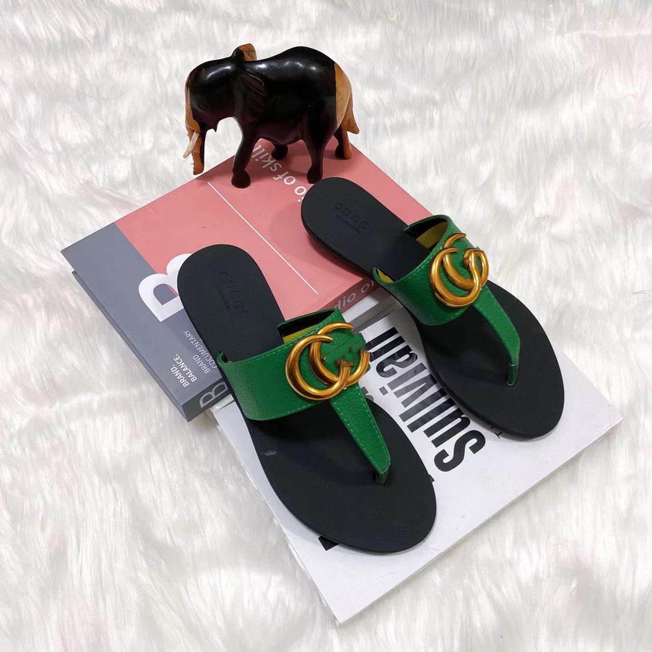 Spot GG hardware decorativo chanclas zapatos planos de verano 2024 sandalias de mujer de moda europea y americana sandals