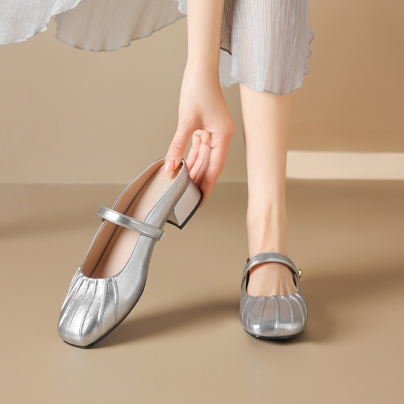 Auge Shi Deng zapatillas de cabeza de plata 2026 nuevo estilo de primavera francés tacones gruesos de un pedazo de medio zapatillas de moda