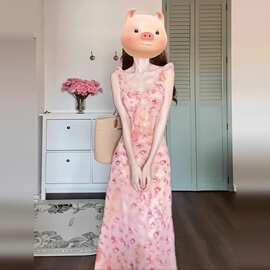 甜美粉色碎花吊带连衣裙女夏季2025新款法式高级感小个子度假长裙