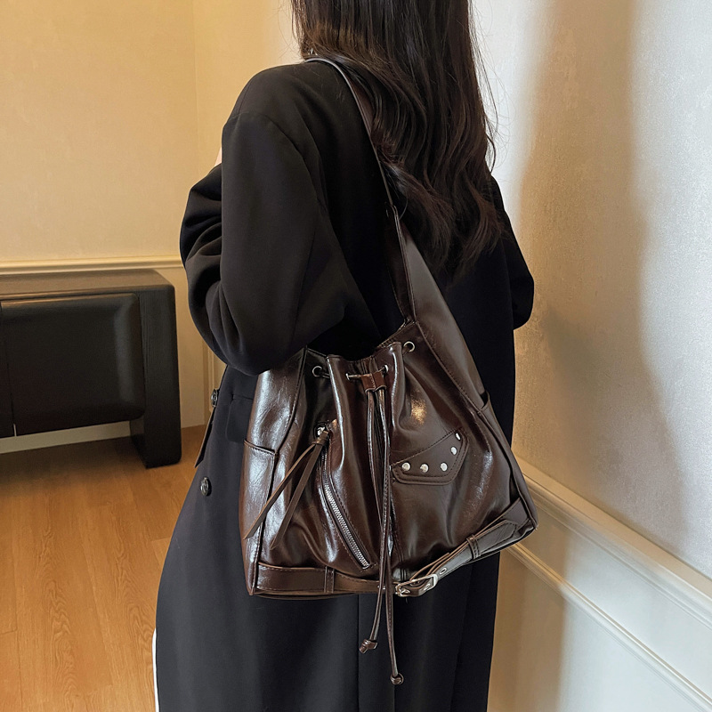 Bolso transfronterizo para mujeres otoño y invierno 2025, nuevo bolso de cubo de cuerda para mujeres, bolso de hombro de bolsillo para salir a la trayectoria.