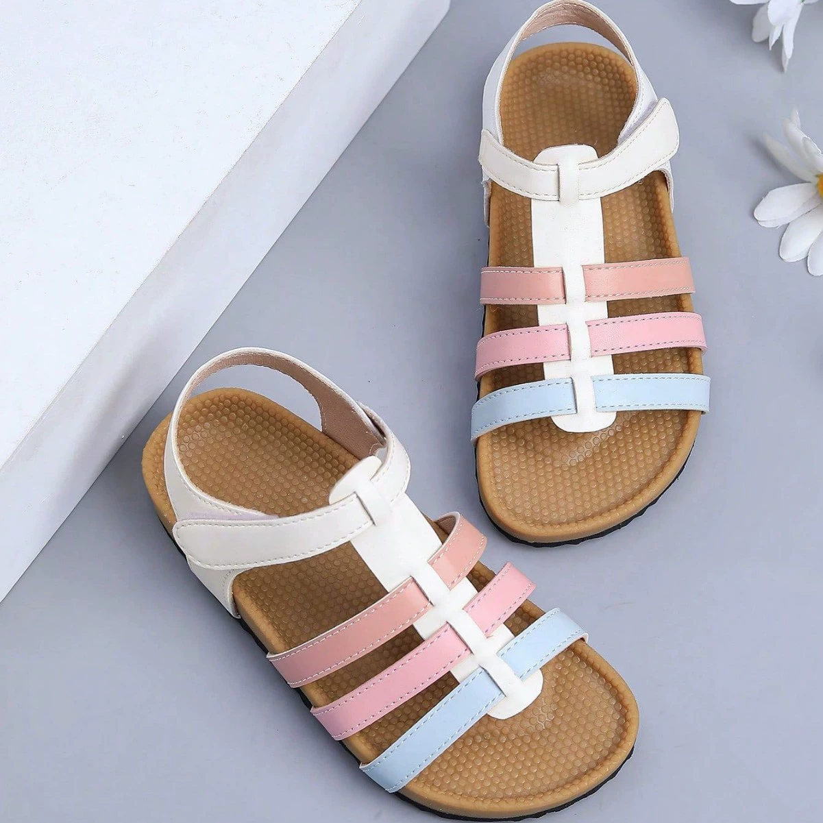 Оптовая продажа детской летней обуви: пляжные сандалии, сладкий стиль, повседневный дизайн, универсальные, для экспорта за рубеж.