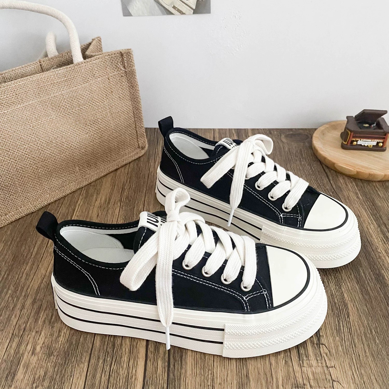 2025 otoño zapatos de lona con suela gruesa transpirables nuevos versátiles nichos casuales de alto valor de la cara de los viajeros de estilo de puerto zapatos de skate retro image 2