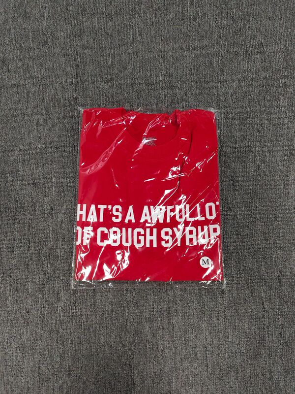 それはとても多くの咳止めシロップを意味する「AWFUL LOT OF COUGH SYRUP」のシャツです。虹色の文字が入ったクロスボーダーのトレンドブランドの半袖メンズシャツです。|undefined