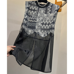 ハイエンド 2025 夏の新ラウンドネック花柄ノースリーブメッシュスプリットスプライシングミッドレングス Tシャツ女性のトップ