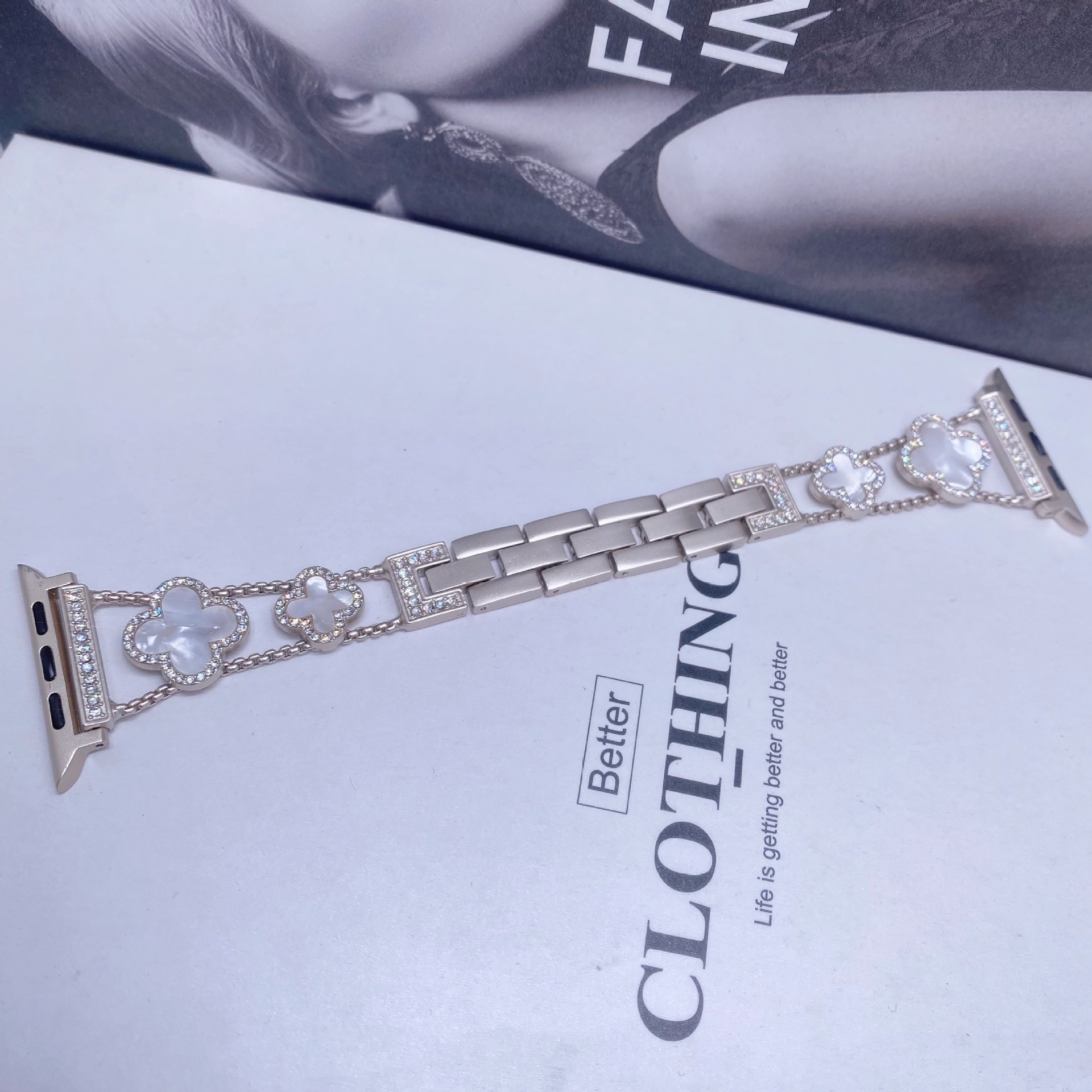 Apto para Apple Watch Apple Watch Correa de metal de trébol de cuatro hojas de diamantes de moda de SE1-10 generación