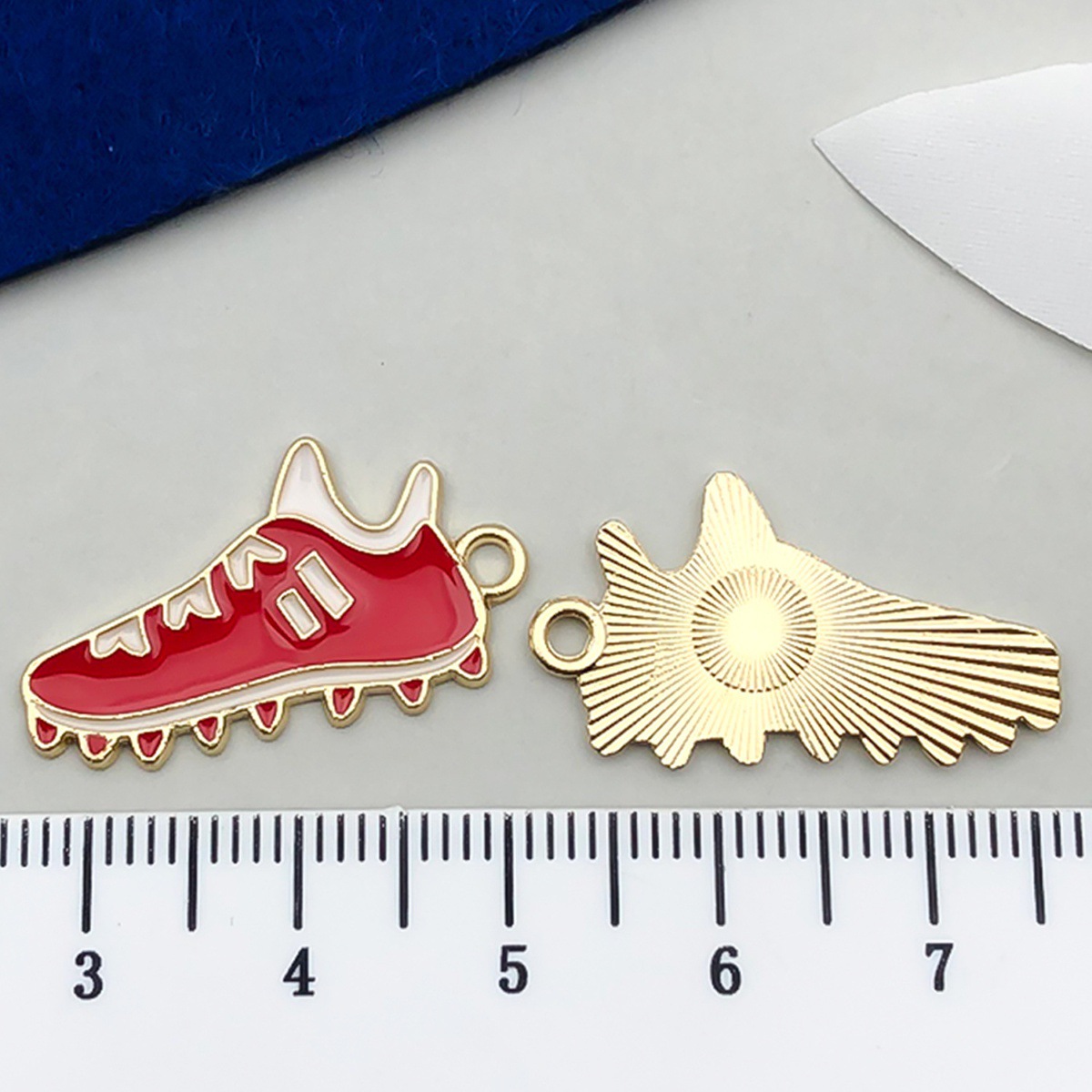 Red sneakers, 14x, 26mm