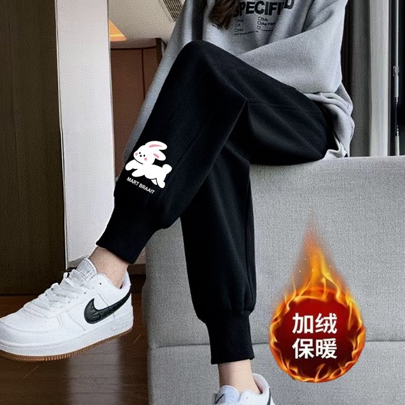 흰 토끼 나사 블랙 팬츠와 벨벳